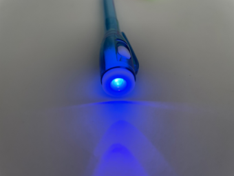 фото Набор люминесцентный 4 маркера с встроенным ультрафиолетовым фонарем от магазина Batman Store